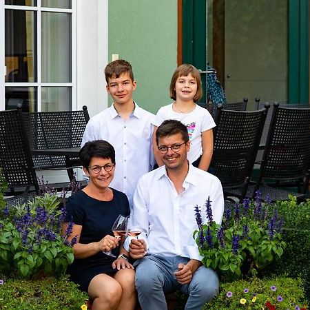 Отель Weingut Familie Bauer Grossriedenthal Экстерьер фото